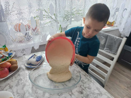Мальчик с тестом Мальчик с тестом.
