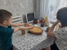 Мальчик с мамой готовят пирог Мальчик с мамой готовят пирог.