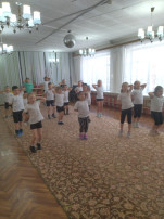 Дети делают зарядку Дети делают зарядку.