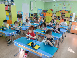 Дети вырезают детали для аппликации Дети вырезают детали для аппликации.