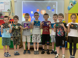 Дети демонстрируют свои творческие работы по ИЗО на тему "Космос" Дети демонстрируют свои творческие работы по ИЗО на тему "Космос".