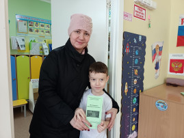 Дети вручили родителям буклет по безопасному поведению на дороге Дети вручили родителям буклет по безопасному поведению на дороге.