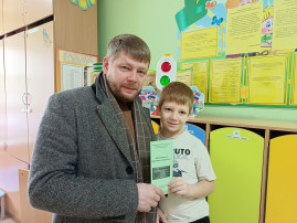 Дети вручили родителям буклет по профилактике дорожно-транспортного травматизма Дети вручили родителям буклет по профилактике дорожно-транспортного травматизма.