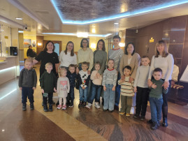 групповое фото детей, педагогов и родителей присутствующих на спектакле групповое фото детей, педагогов и родителей присутствующих на спектакле.