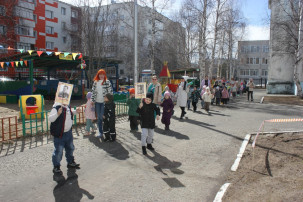 Дети с транспарантами Дети с транспарантами.