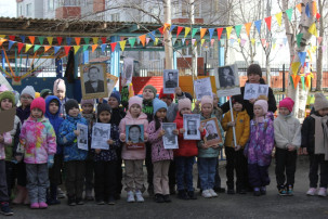 Дети с транспарантами Дети с транспарантами.