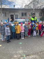 Групповое фото детей с инспектором ДПС Групповое фото детей с инспектором ДПС.