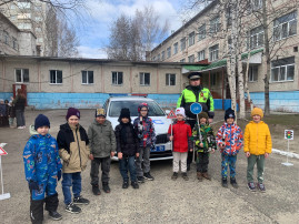 Групповое фото детей с инспектором ДПС Групповое фото детей с инспектором ДПС.