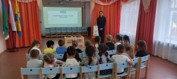 Учитель музыки рассказывает детям о симфонической сказке "Петя и волк" Учитель музыки рассказывает детям о симфонической сказке "Петя и волк".