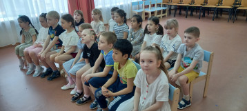 Дети слушают симфоническую сказку Дети слушают симфоническую сказку.