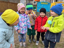 Дети наблюдают за жуком Дети наблюдают за жуком.