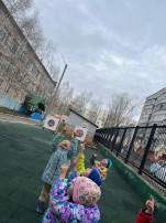 Дети наблюдают за облаками Дети наблюдают за облаками.