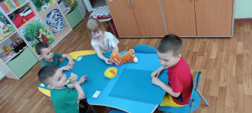 Дети кормят котенка Дети кормят котенка.