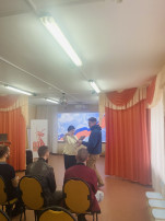 Старший воспитатель вручает самым активным папам Благодарственные письма Старший воспитатель вручает самым активным папам Благодарственные письма.